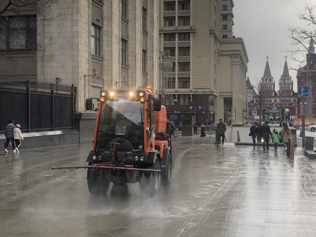 трактор, техника, промывка улиц, уборка улиц,