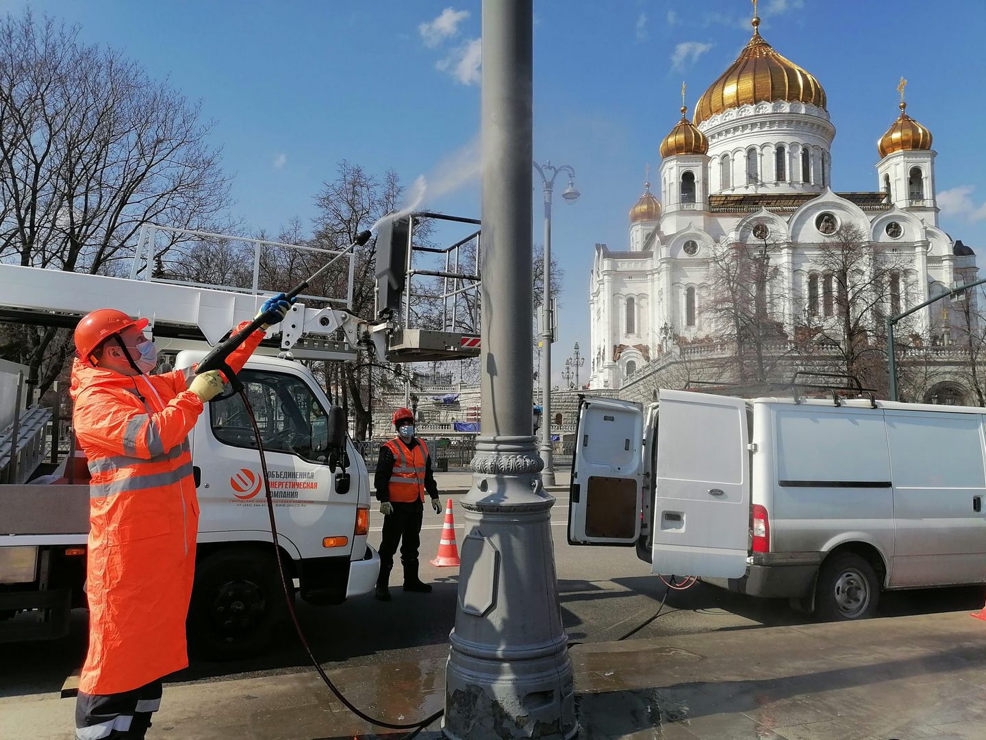 Храм Христа Спасителя, промывка, фонари, ОЭК, рабочий, весна, благоустройство