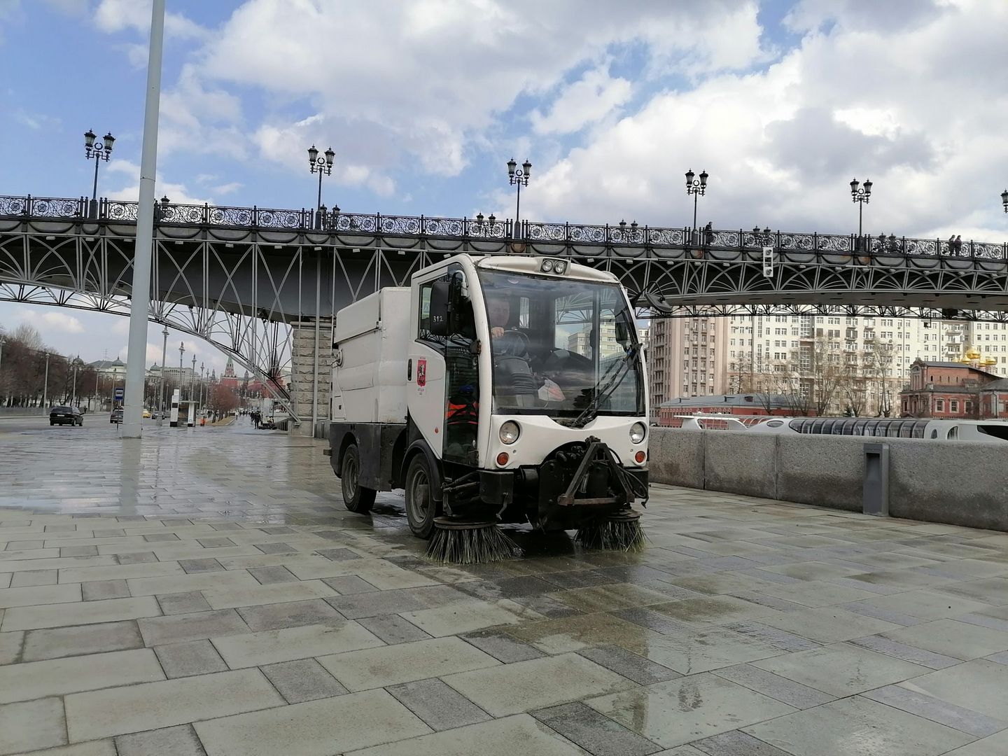 Пречистенская набережная, Москва-река, весна в Москве, промывка, трактор, техника