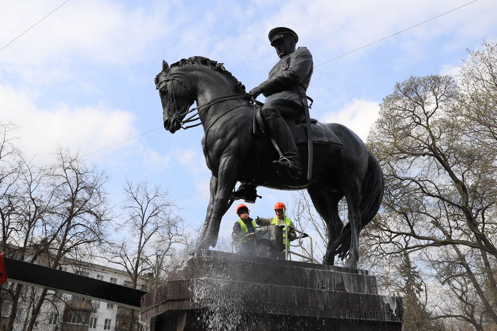 промывка, памятник, Рокоссовский, весна в Москве