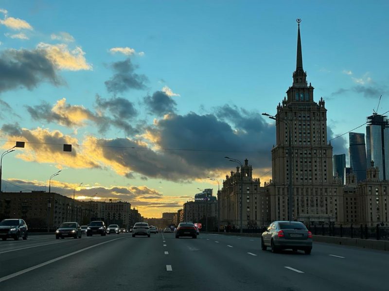 Москва, высотка, дорога, машины, небо