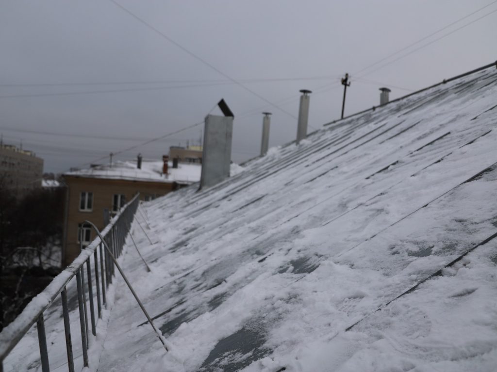 крыша, дом, снег, уборка снега, зима, Хорошевское шоссе