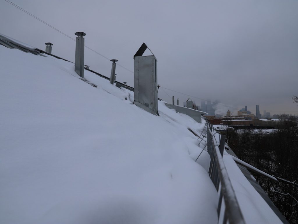 крыша, дом, снег, уборка снега, зима, Хорошевское шоссе