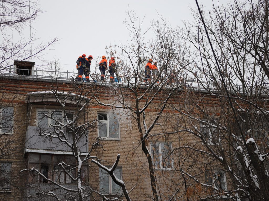 крыша, дом, снег, уборка снега, зима, Хорошевское шоссе