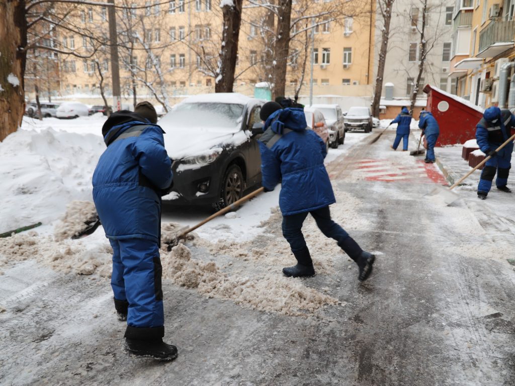 уборка снега, снег, зима, Лефортово. Фот Юлии Смагринской