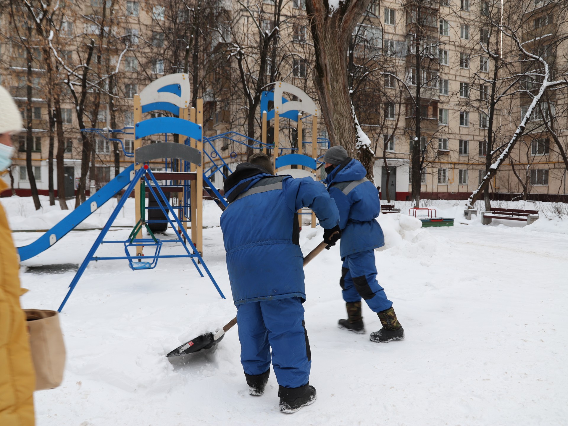 уборка снега, снег, зима, Лефортово. Фот Юлии Смагринской