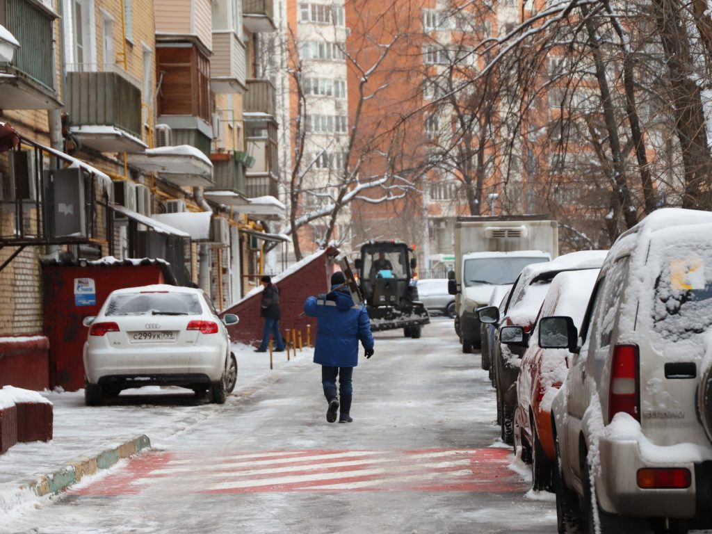 уборка снега, снег, зима, Лефортово. Фот Юлии Смагринской
