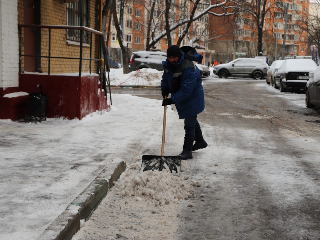 уборка снега, снег, зима, Лефортово. Фот Юлии Смагринской