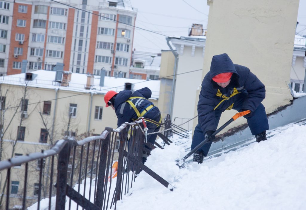 уборка снега, снег, крыша, зима