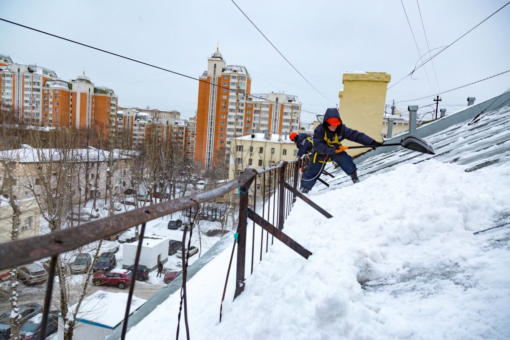 уборка снега, снег, крыша, зима