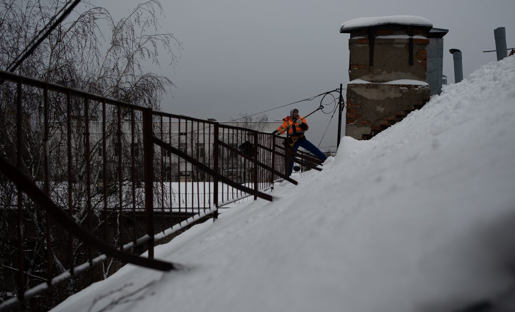 крыша, дом, снег, уборка снега, зима, Гольяново
