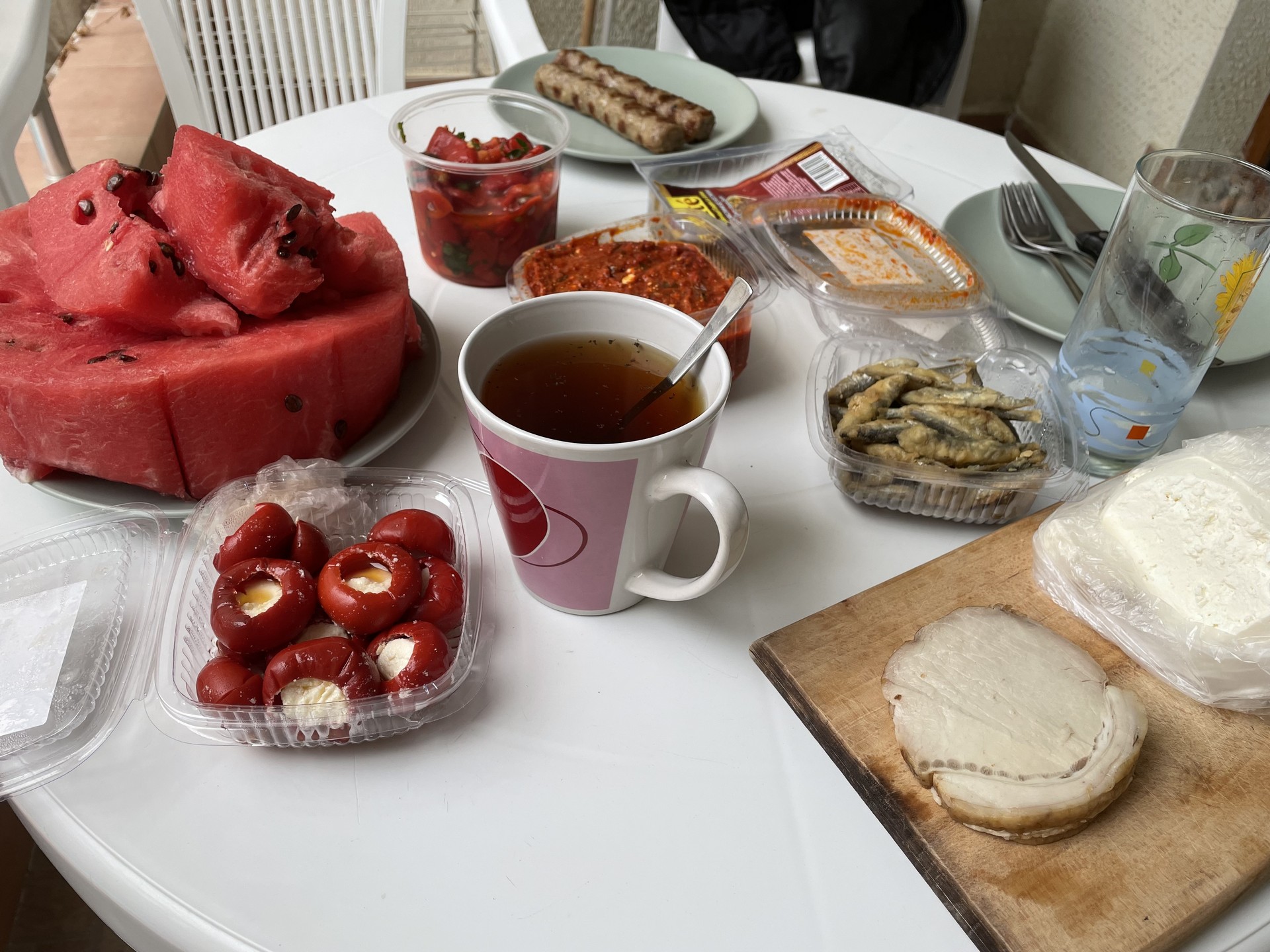 завтрак, чай, перец фаршированный, мясо, колбаски, сыр, еда, продукты. Фото Наталии Бахаревой