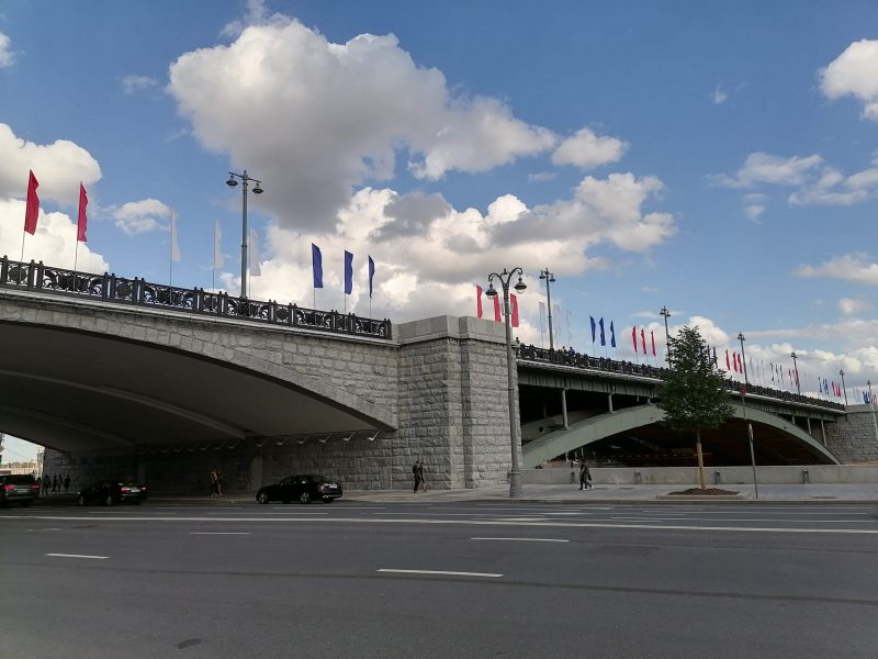 мост, дорога флаги