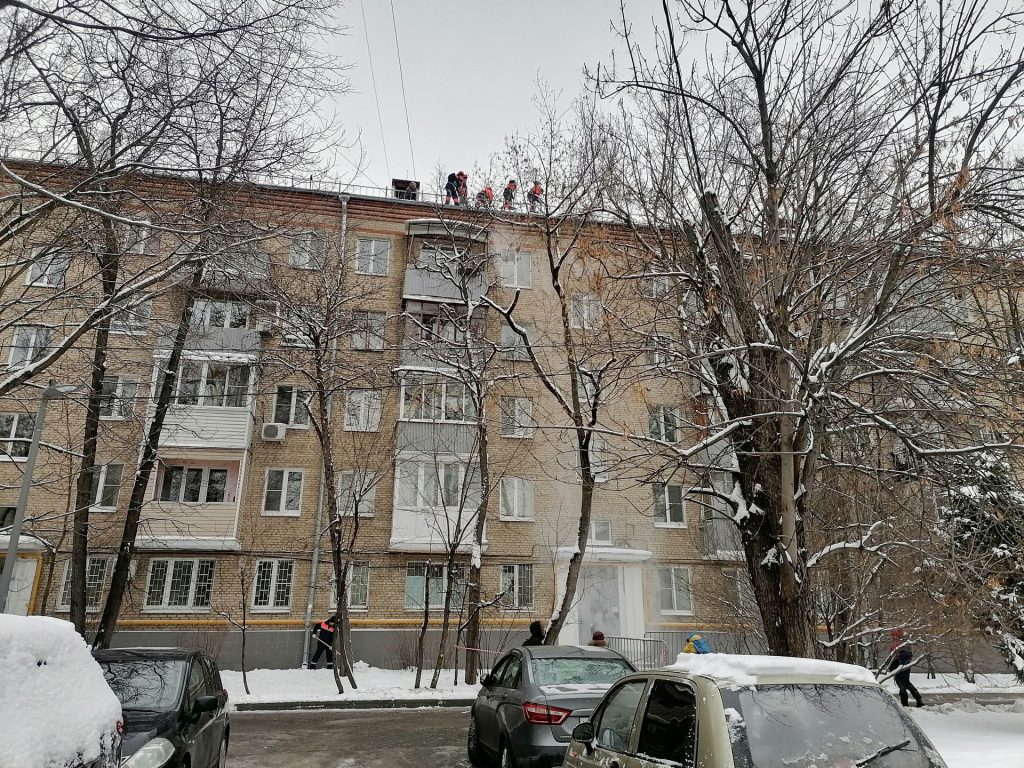 крыша, дом, снег, уборка снега, зима, Хорошевское шоссе