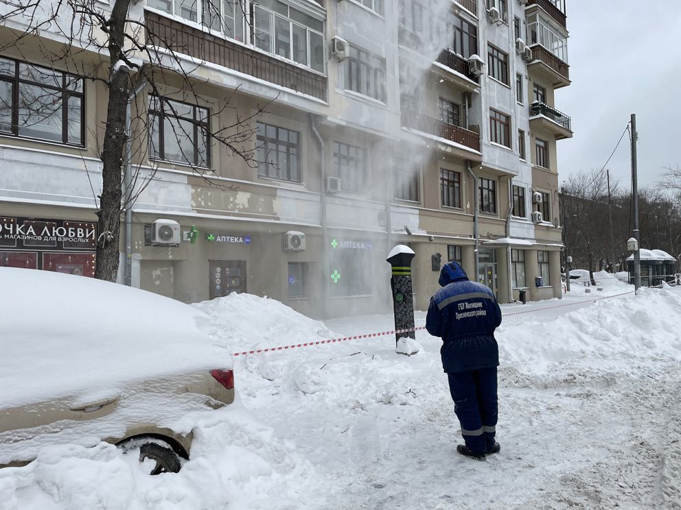 уборка снега, крыша, чистка снега с крыши, жилищник, сигнальщик, сигнальная лента