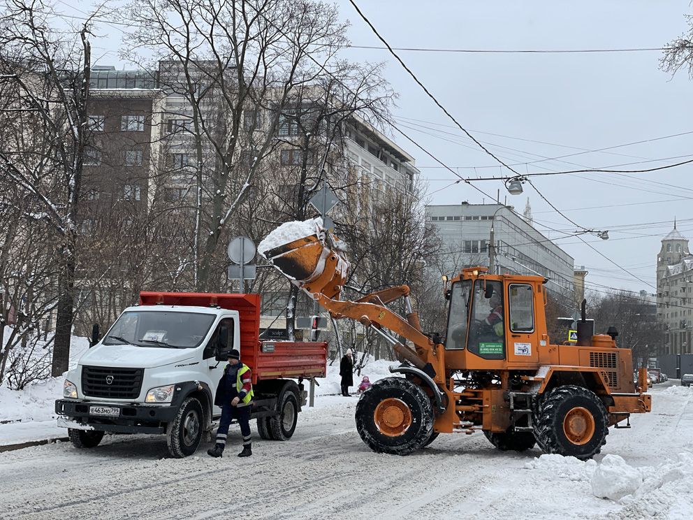 уборка снега, зима в Москве, техника, трактор