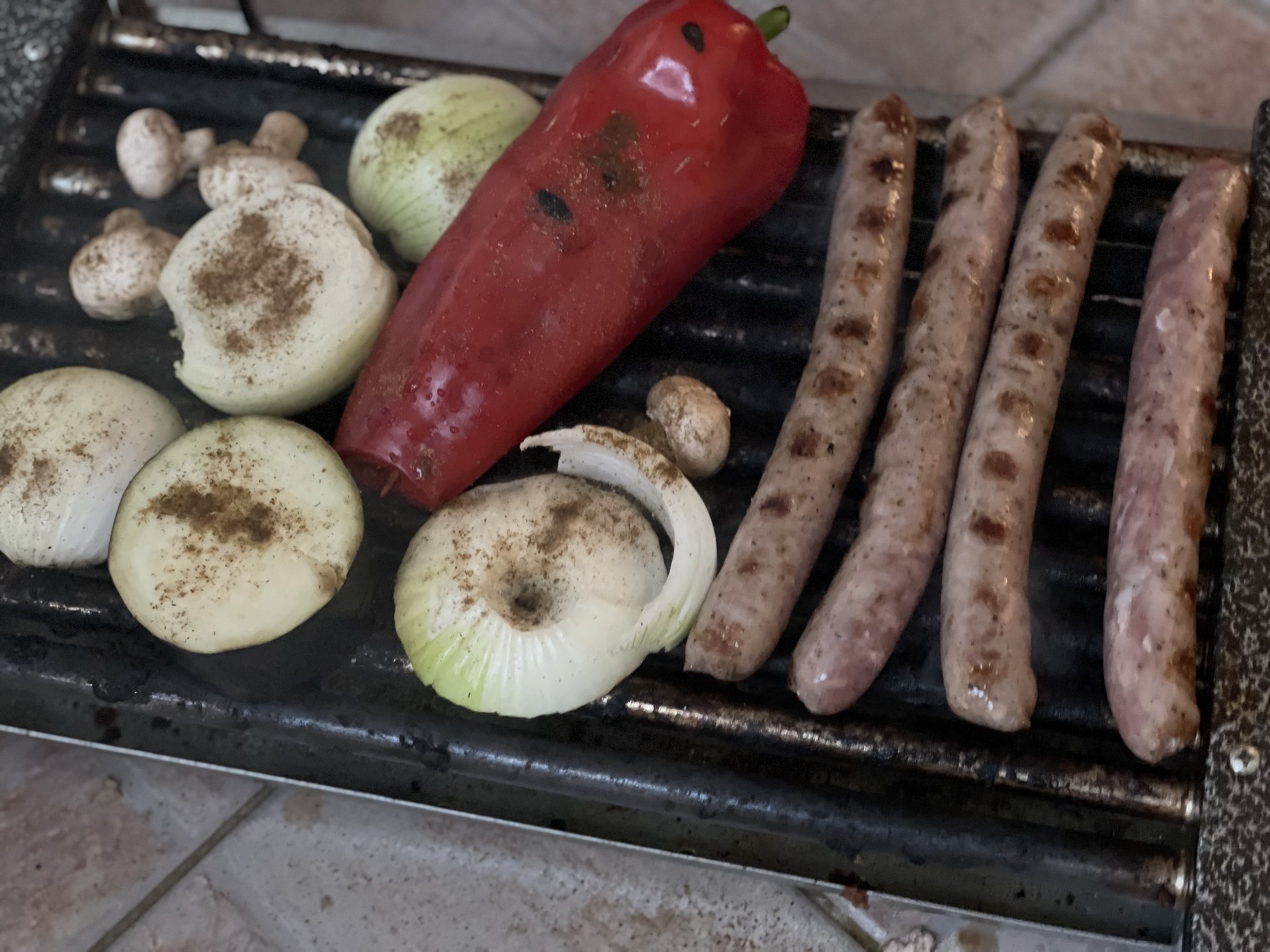 перец, лук, колбаски, гриль, еда, продукты. Фото Наталии Бахаревой