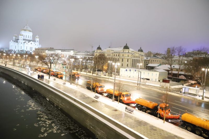 техника, уборка снега, зима в Москве, подсветка, дорога, храм Христа Спасителя