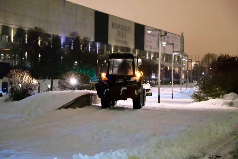 трактор, уборка снега, зима