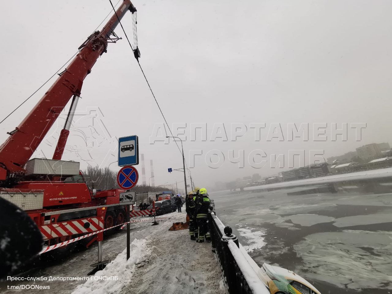 автомобиль упал в реку, спасатели, Мережковская набережная