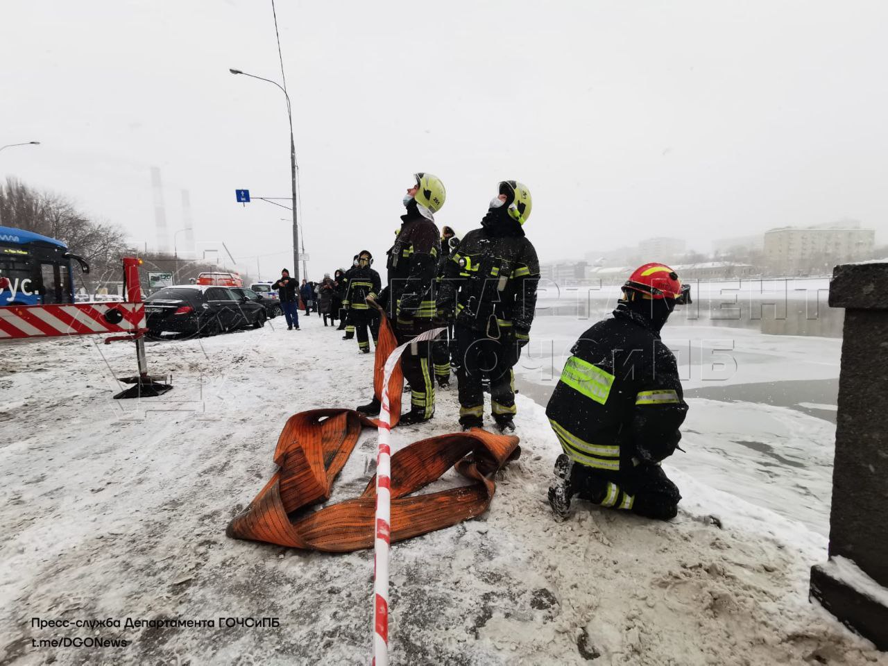 автомобиль упал в реку, спасатели, Мережковская набережная