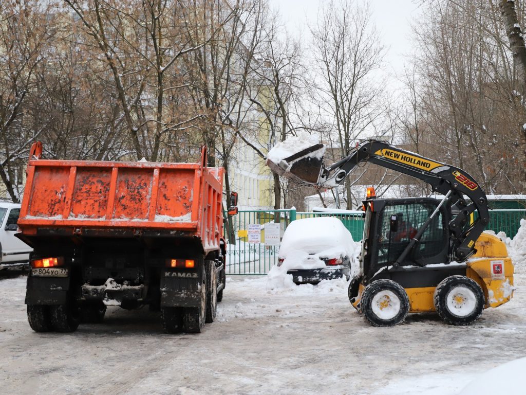 техника, уборка снега, снег. Фото Юлии Смагринской