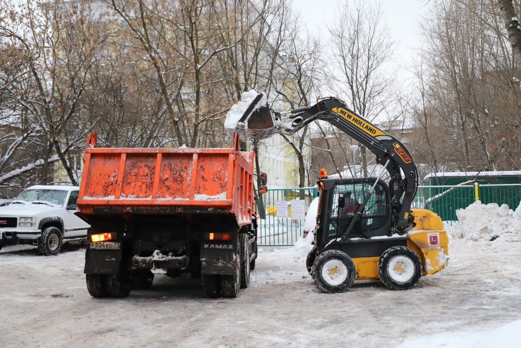 уборка снега, зима в Москве, снег, дом, техника