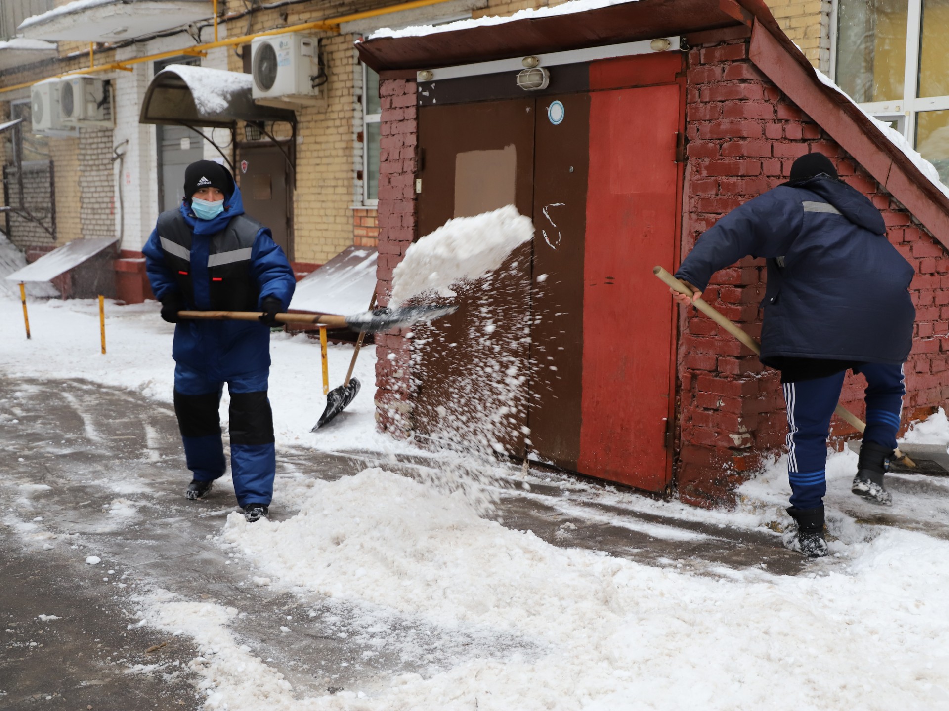 уборка снега, крыша, снег, двор, дворник. Фото Юлии Смагринской