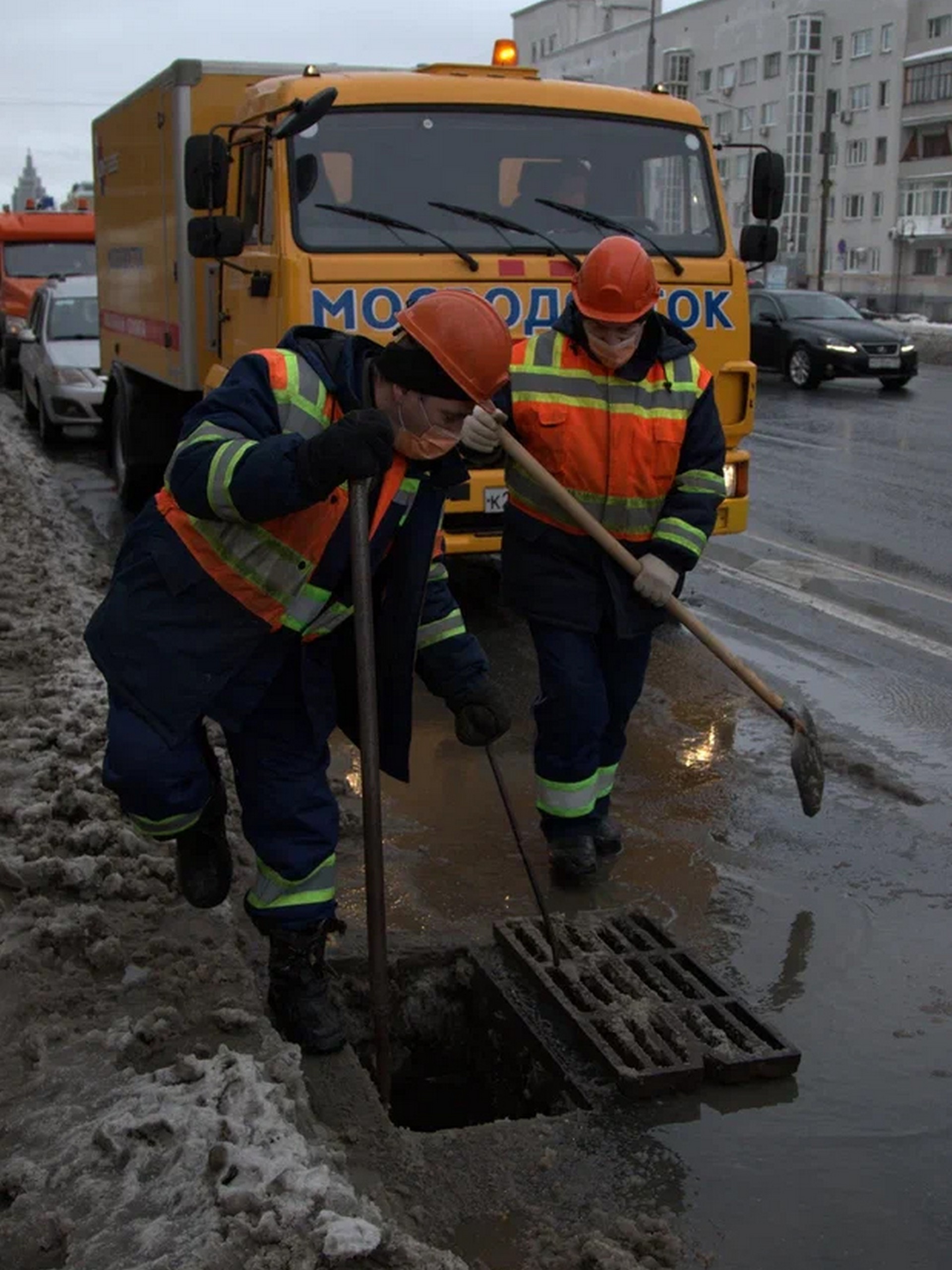 Мосводосток, ливневка, снег, оттепель, очистка ливневок. ФОто Полины Гусаровой