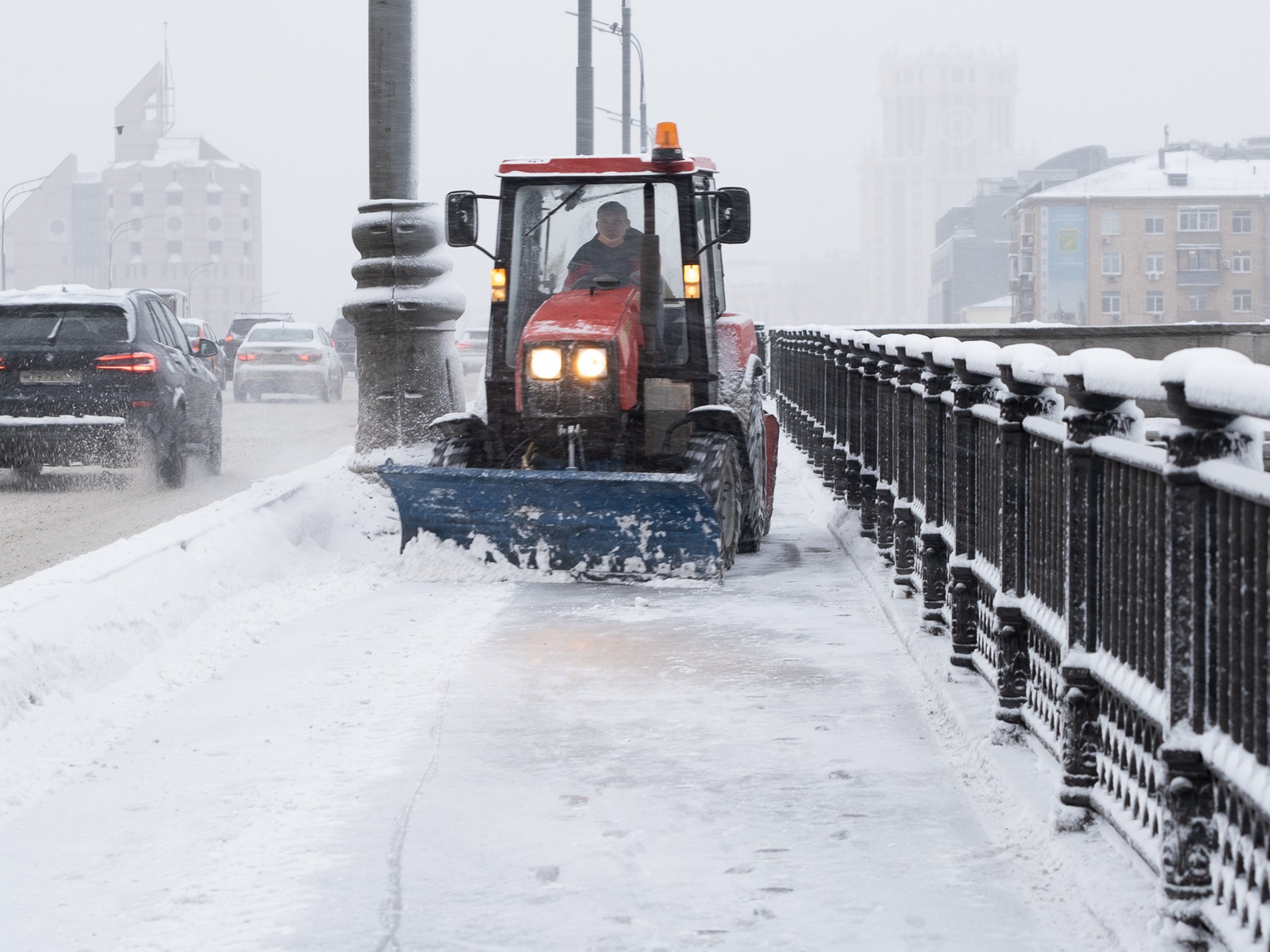 мост, уборка снега, снег, зима. Фото Константина Ерохина