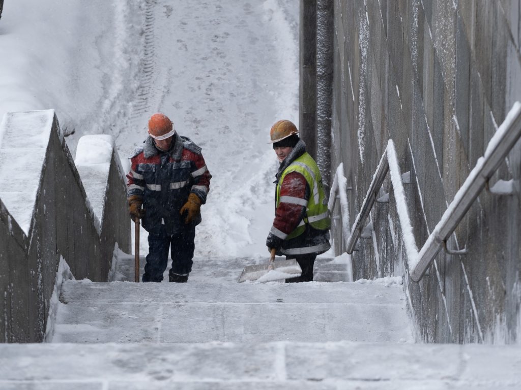 мост, уборка снега, снег, зима. Фото Константина Ерохина