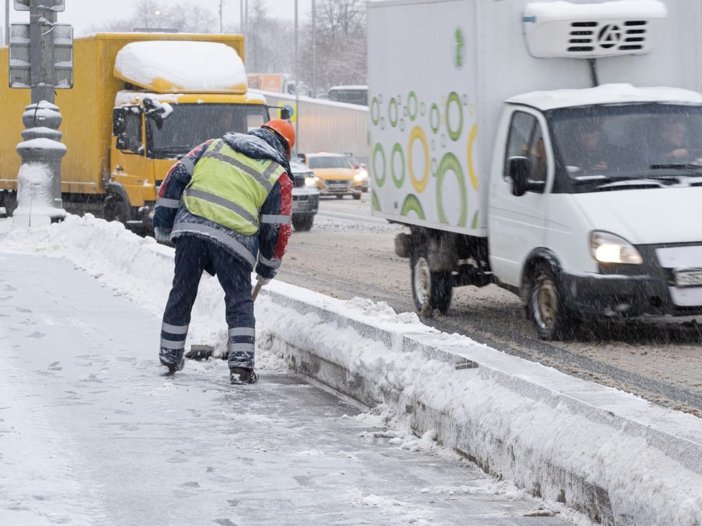 мост, уборка снега, снег, зима. Фото Константина Ерохина