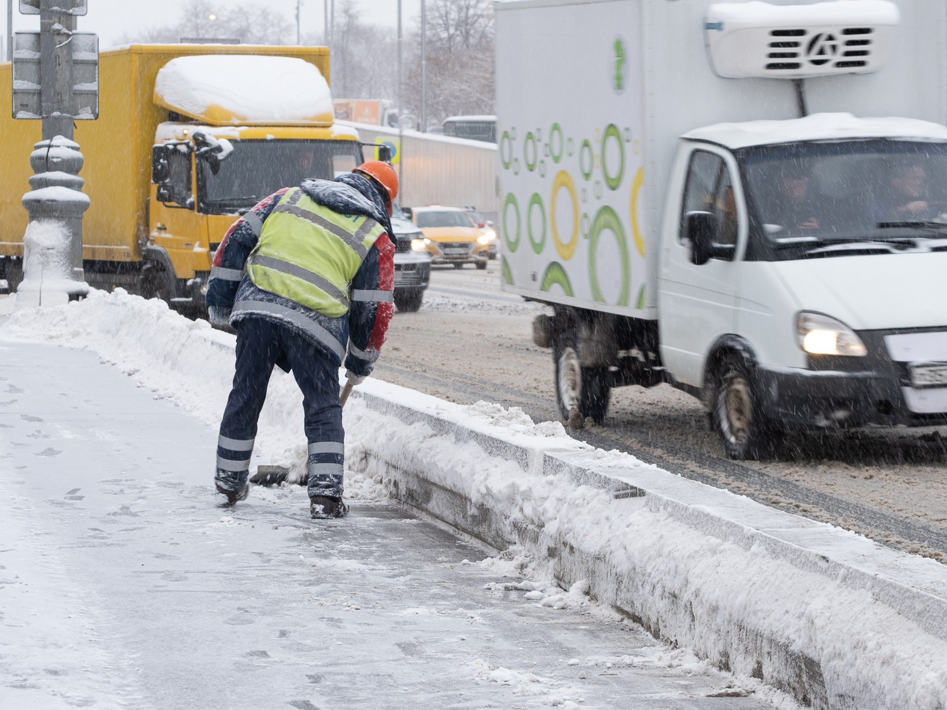 мост, уборка снега, снег, зима. Фото Константина Ерохина