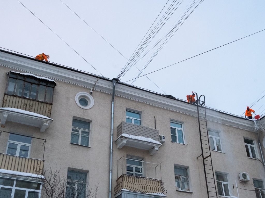 уборка снега, снег, крыша, зима. Фото Константина Ерохина