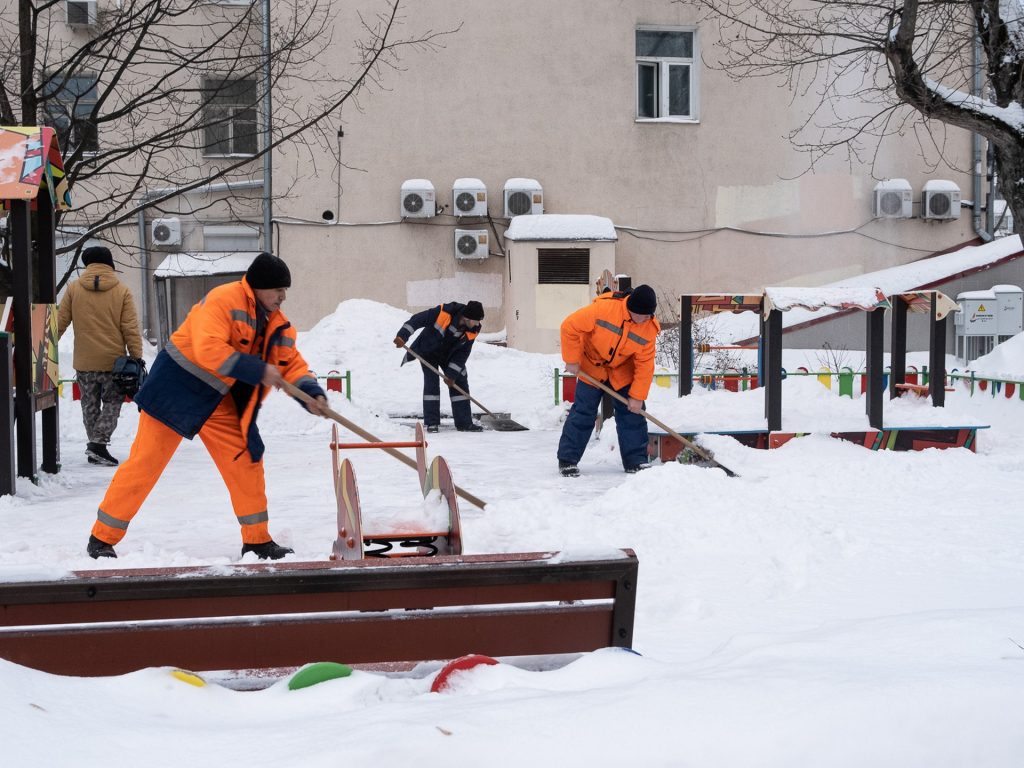 уборка снега, снег, двор, дворник, зима. Фото Константина Ерохина