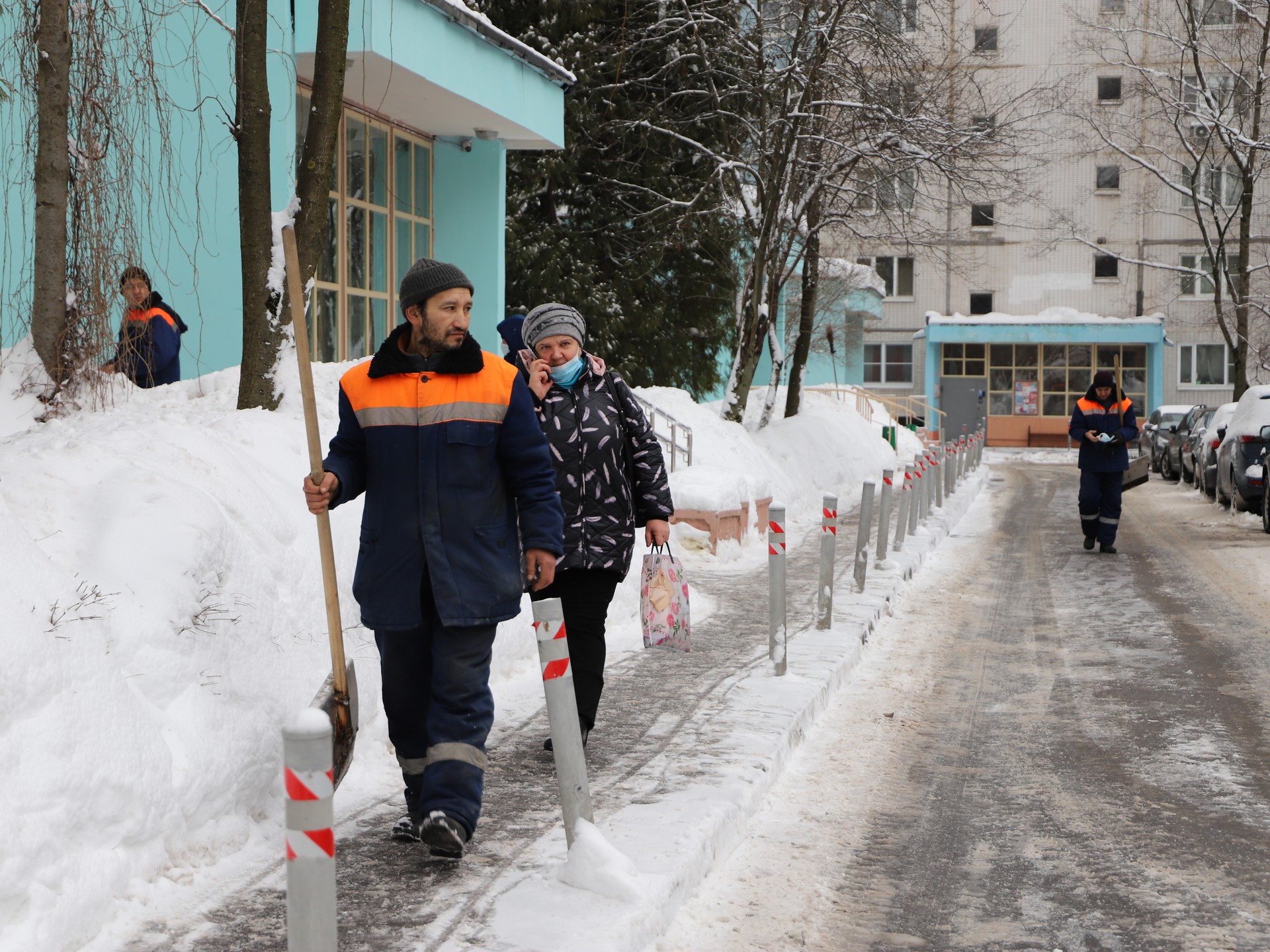 уборка снега, снег, дворник, двор, Фото Юлии Смагринской
