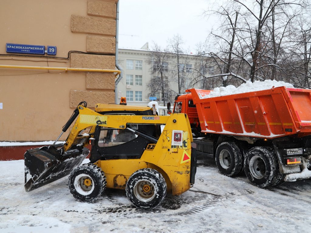 уборка снега, снег, техника, двор, Фото Юлии Смагринской