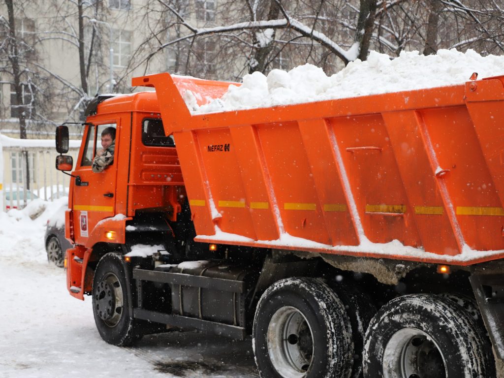 уборка снега, снег, техника, двор, Фото Юлии Смагринской