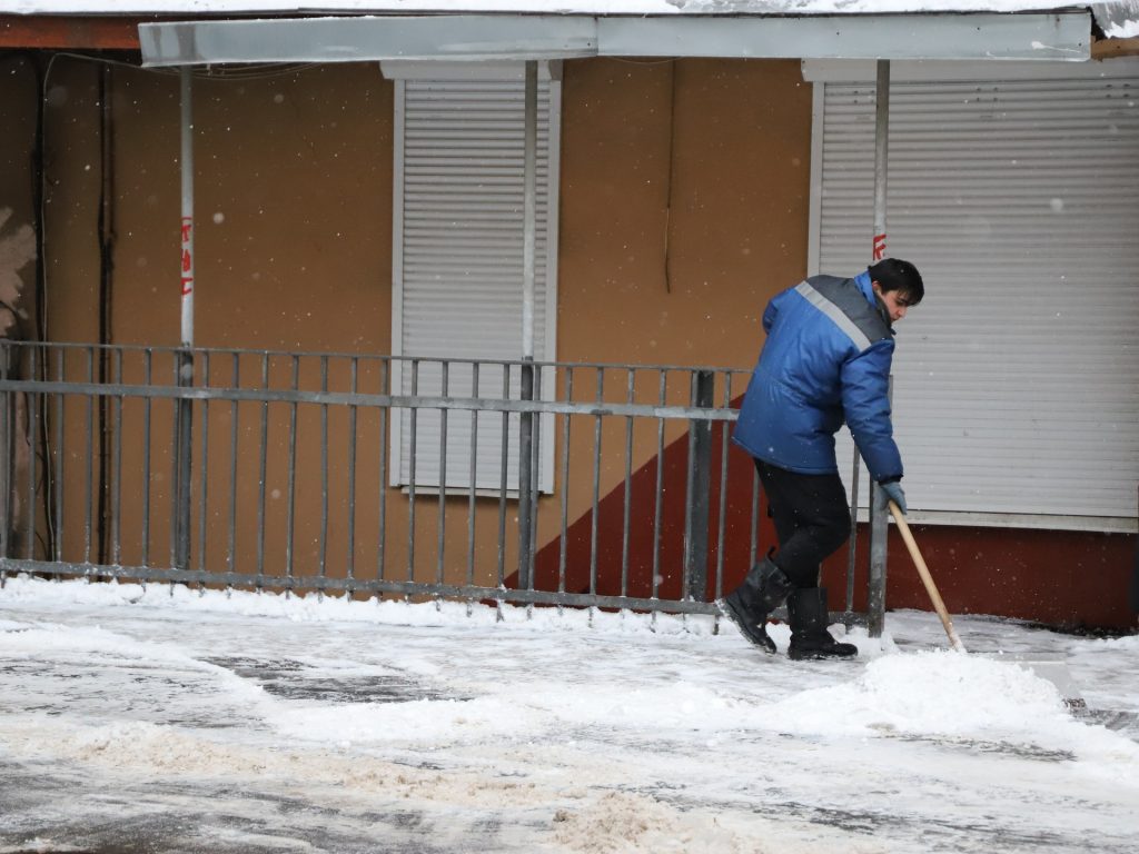 уборка снега, снег, техника, двор, Фото Юлии Смагринской