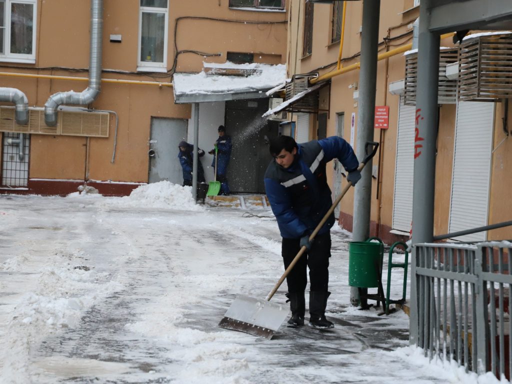 уборка снега, снег, техника, двор, Фото Юлии Смагринской