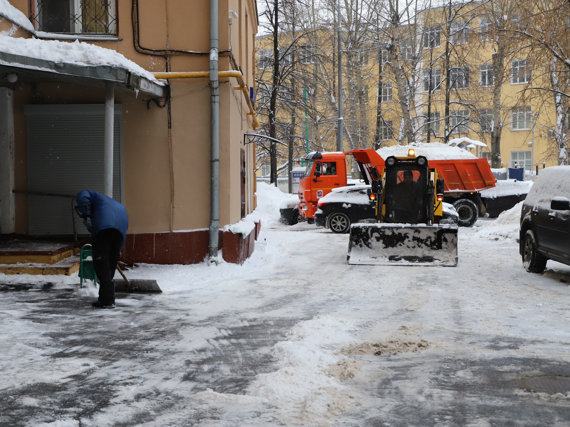уборка снега, снег, техника, двор, Фото Юлии Смагринской