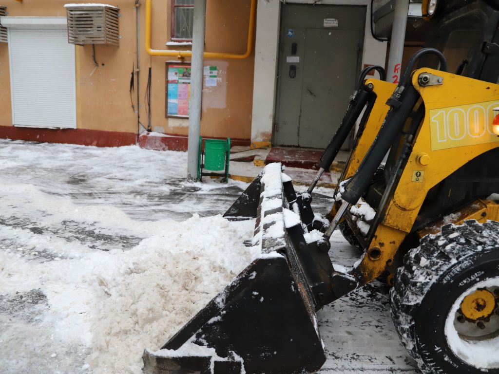 уборка снега, снег, техника, двор, Фото Юлии Смагринской