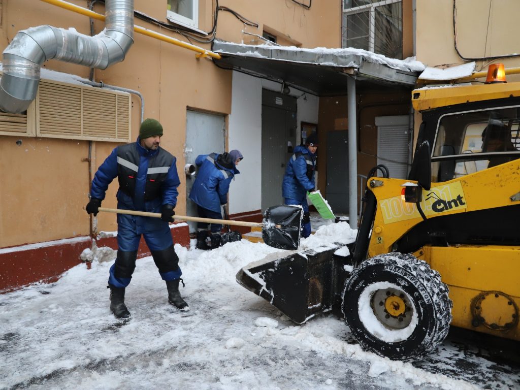 уборка снега, снег, техника, двор, Фото Юлии Смагринской