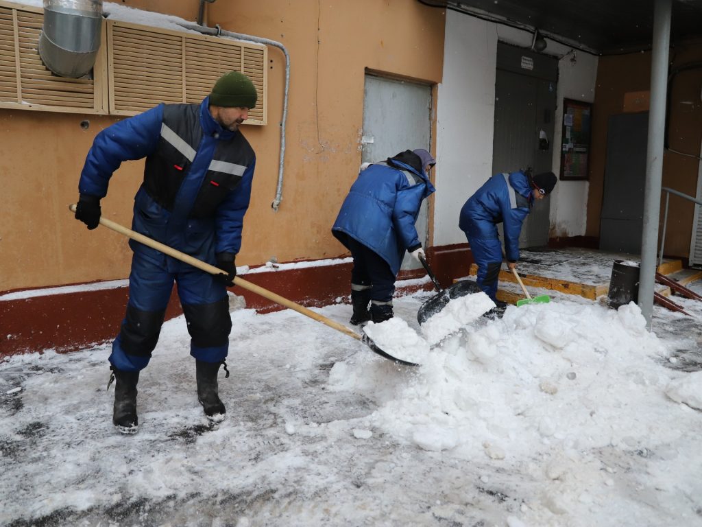 уборка снега, снег, техника, двор, Фото Юлии Смагринской
