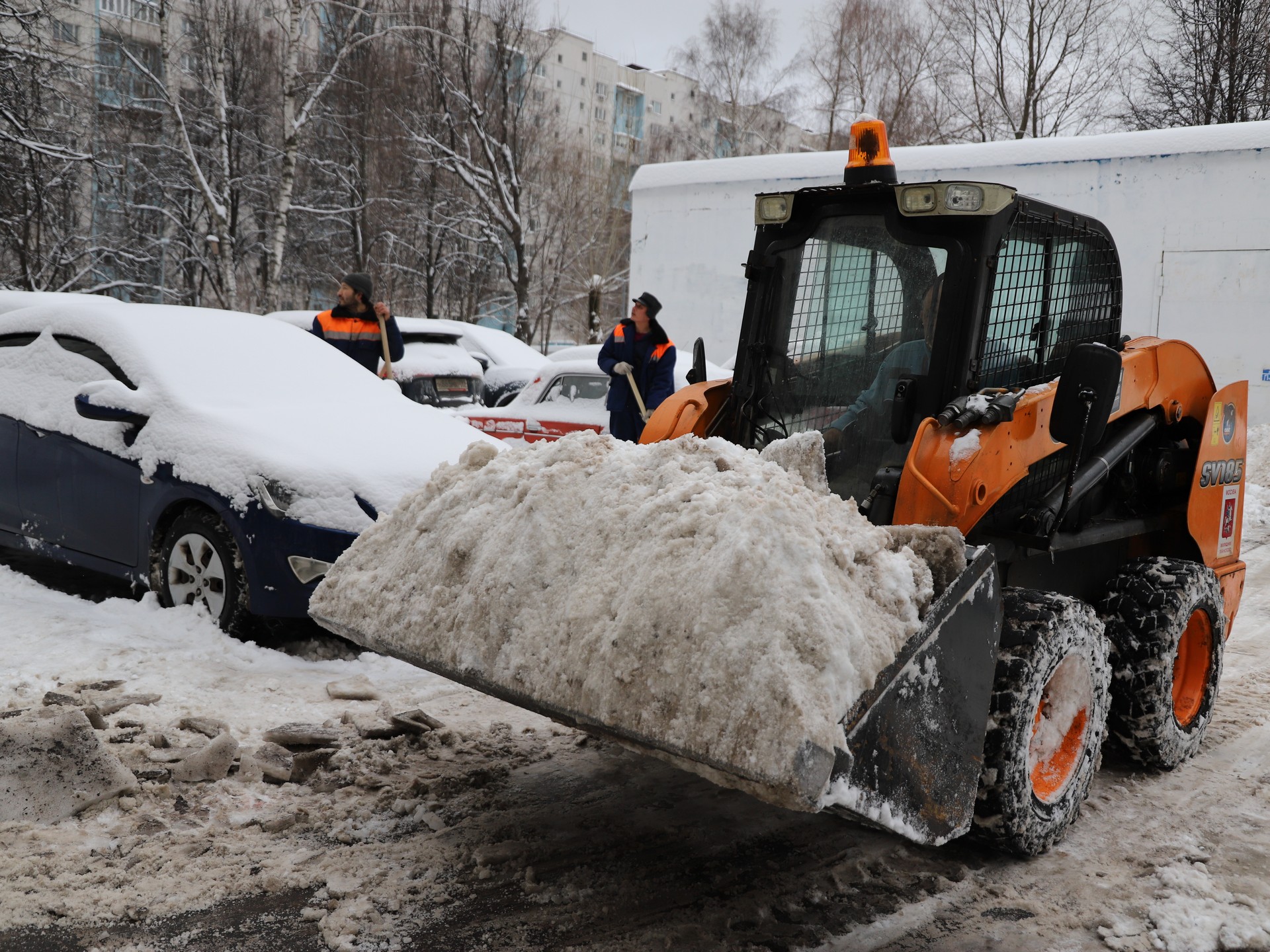 уборка снега, снег, дворник, двор, Фото Юлии Смагринской