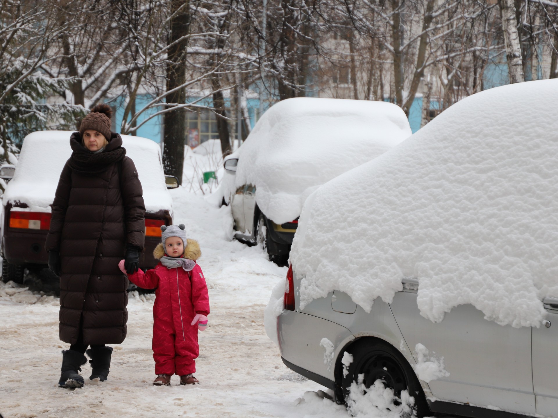уборка снега, снег, дворник, двор, Фото Юлии Смагринской