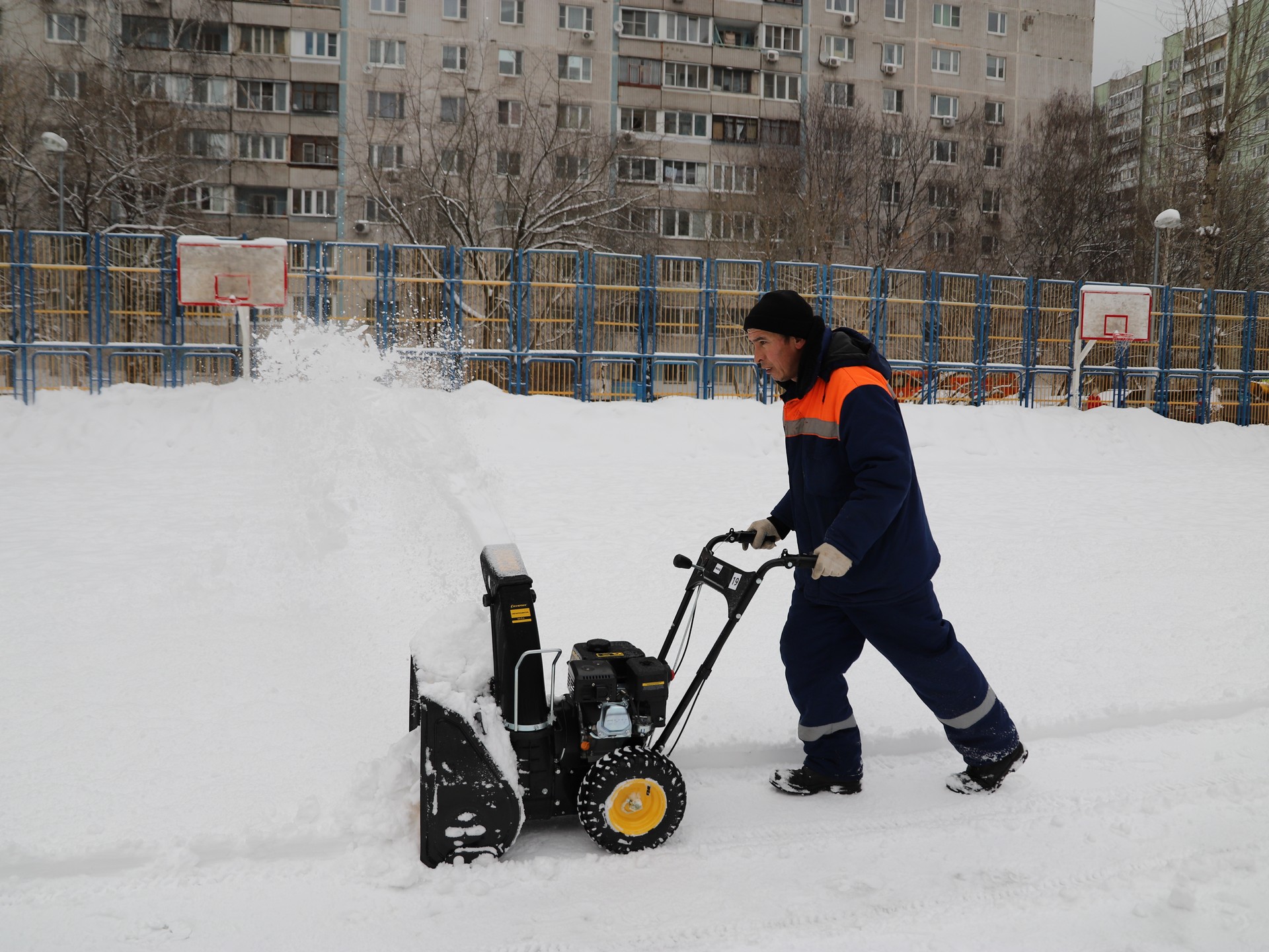 уборка снега, снег, дворник, двор, Фото Юлии Смагринской