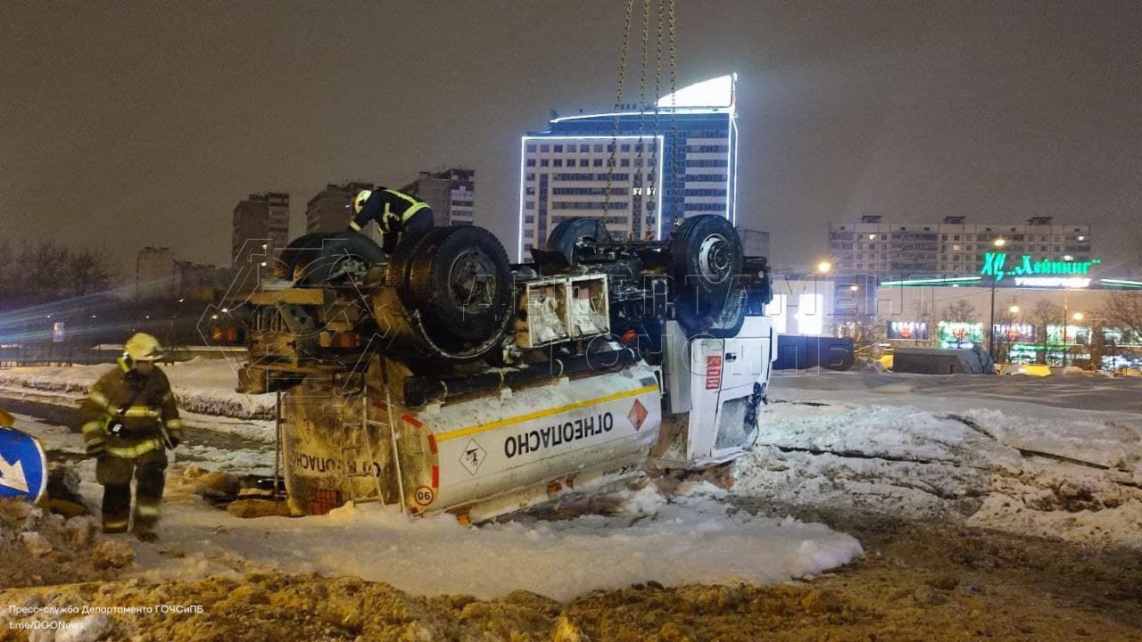 ДТП, авария, бензовоз перевернулся, происшествия в Москве