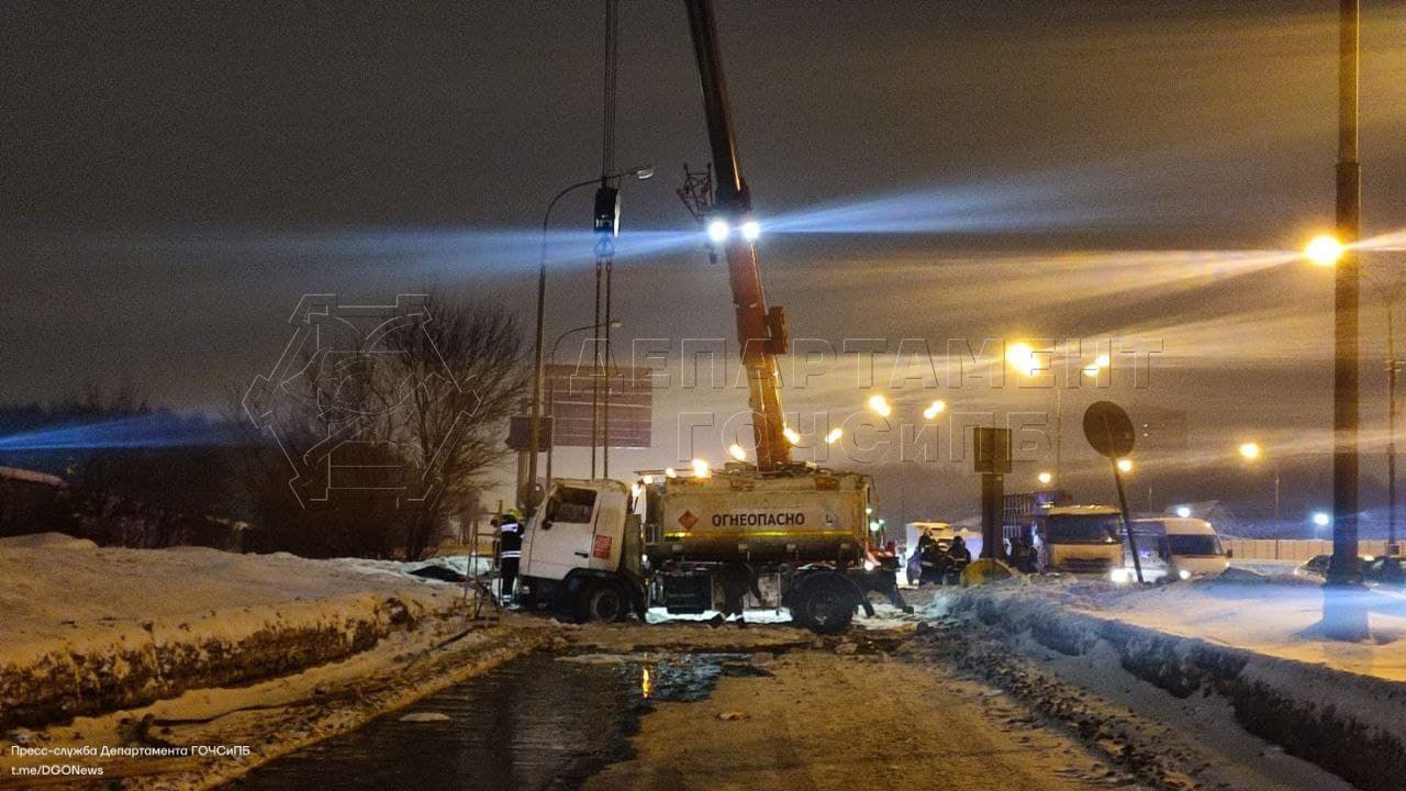 ДТП, авария, бензовоз перевернулся, происшествия в Москве