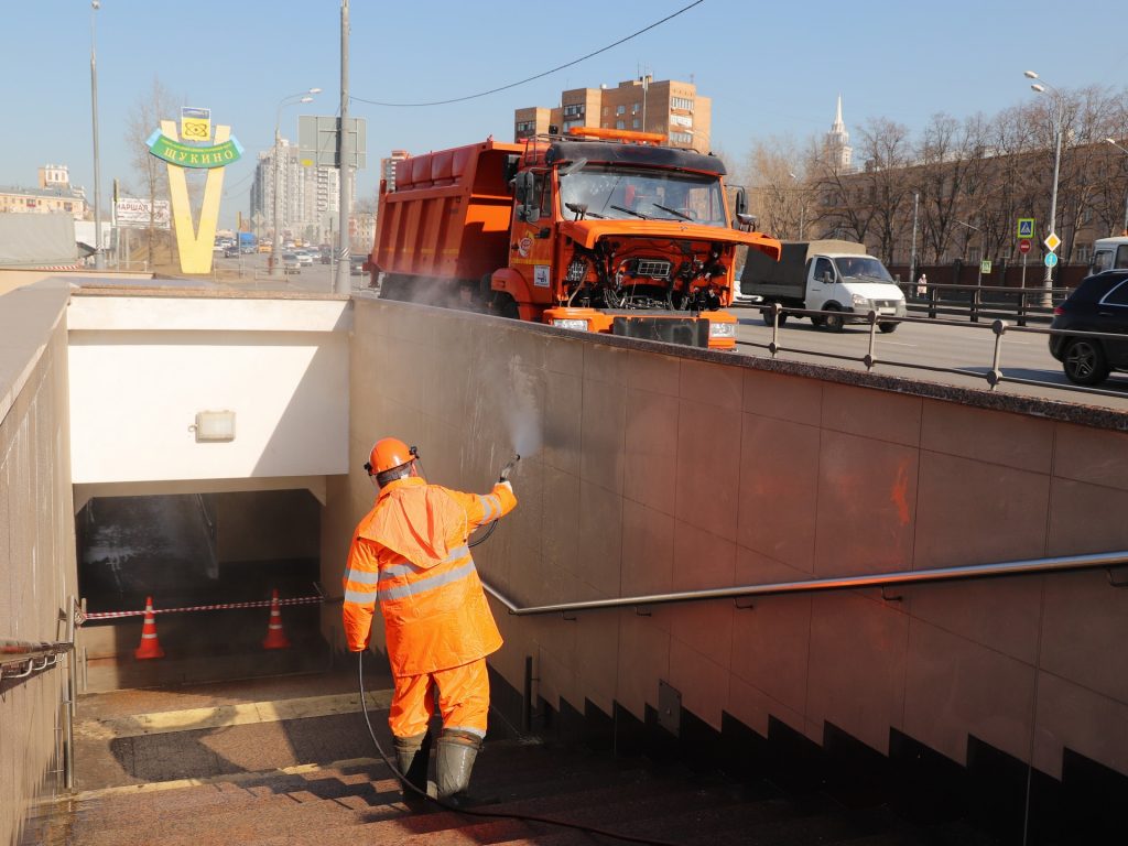 весна в Москве, ГБУ Гормост, кинотеатр Юность, пешеходный подземный переход, Щукино, фото Юлии Смагринской